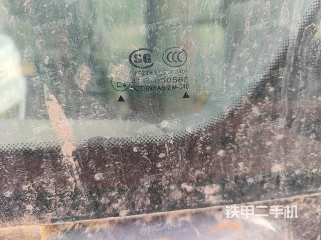 行走控制手柄和踏板 俯拍(驾驶室部分) 行走控制手柄和踏板 俯拍(驾驶室部分)