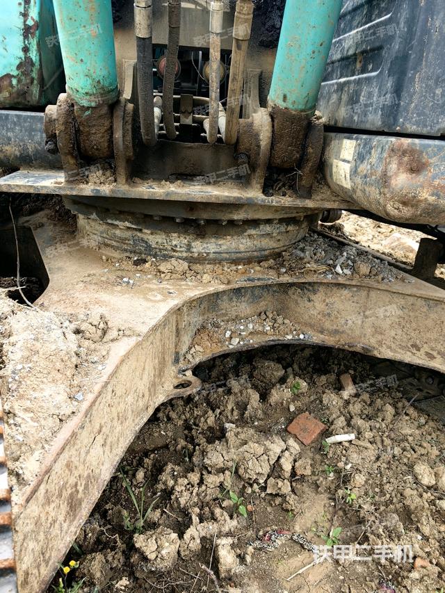 转盘和下车架正前(工作和回转装置) 转盘和下车架正前(工作和回转装置)