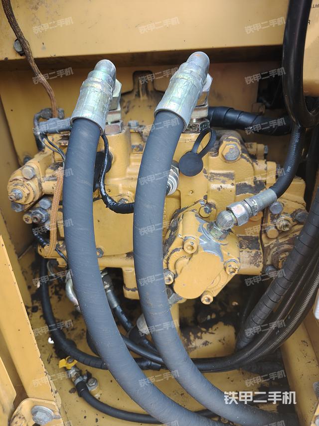 液压泵舱室正面整体（整机外观）