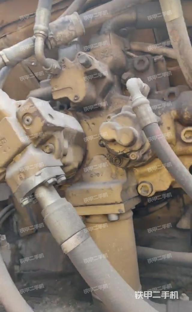 液压泵舱室正面整体（整机外观）