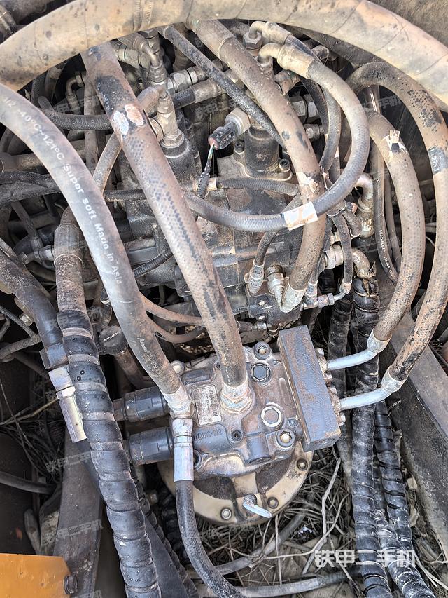 回转马达和主控阀（整机外观）