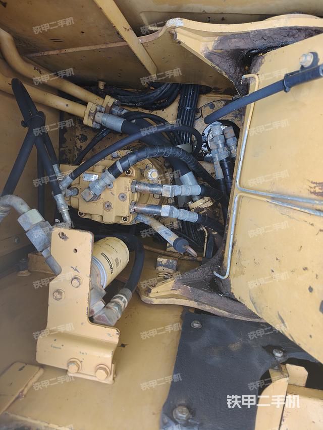 回转马达和主控阀（整机外观）