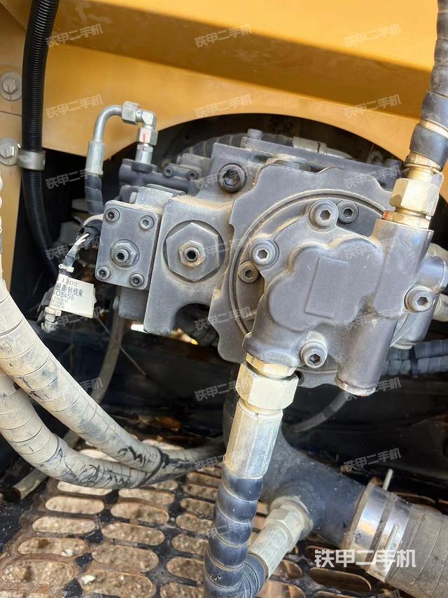 液壓泵艙室正面整體（整機外觀）