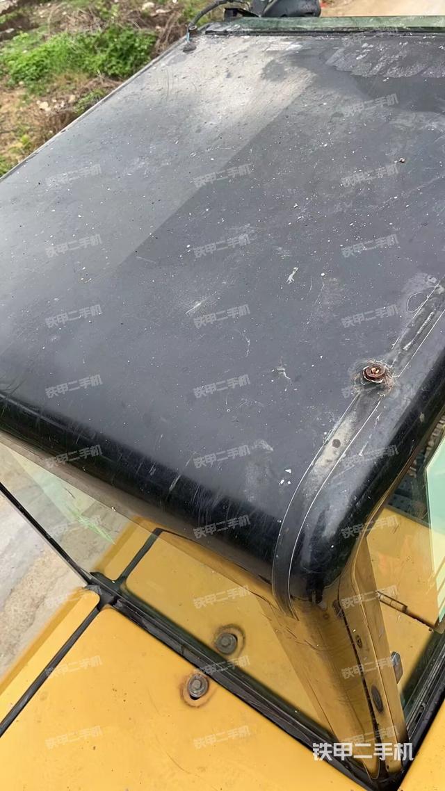 駕駛室頂部(整機(jī)外觀) 駕駛室頂部(整機(jī)外觀)