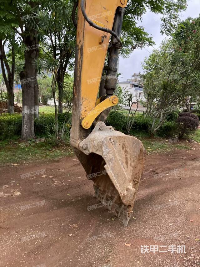 铲斗右后整体(工作和回转装置) 铲斗右后整体(工作和回转装置)