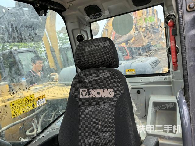 行走控制手柄和踏板?俯拍(駕駛室部分) 行走控制手柄和踏板?俯拍(駕駛室部分)