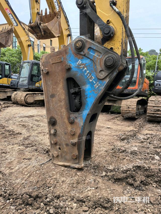 小臂整体左后(工作和回转装置) 小臂整体左后(工作和回转装置)