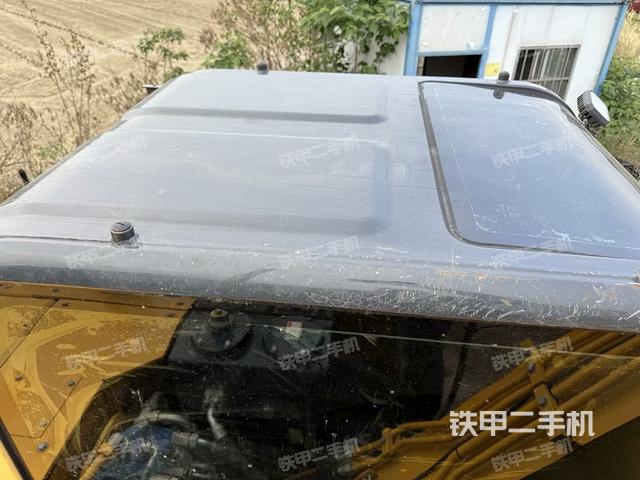 行走控制手柄和踏板?俯拍(駕駛室部分) 行走控制手柄和踏板?俯拍(駕駛室部分)
