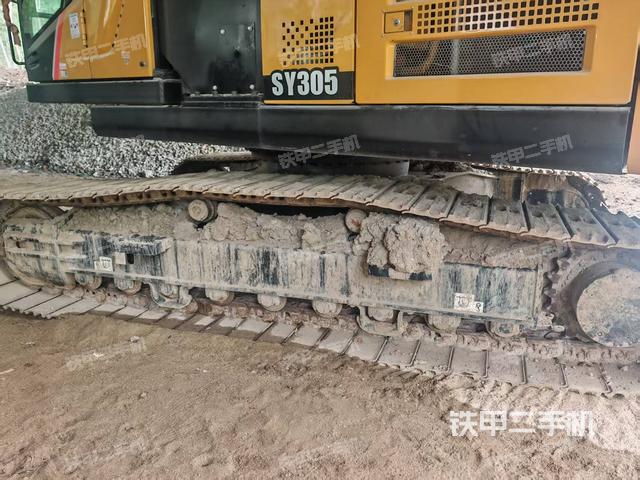 單側(cè)履帶整體(整機(jī)外觀) 單側(cè)履帶整體(整機(jī)外觀)