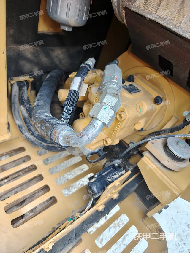 液压泵舱室正面整体（整机外观）