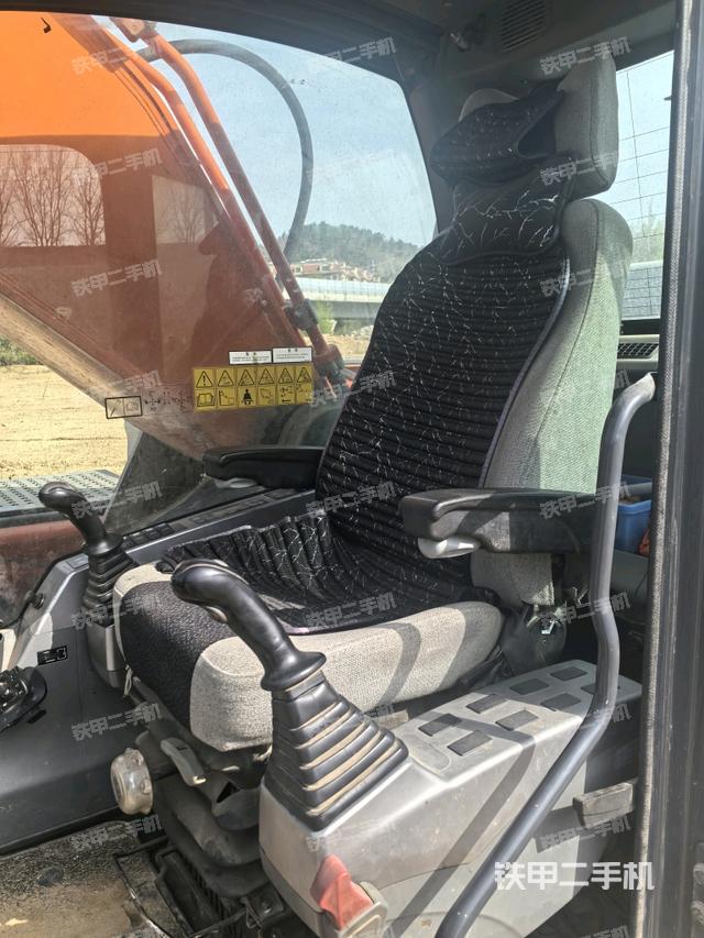 駕駛室整體(整機(jī)外觀) 駕駛室整體(整機(jī)外觀)