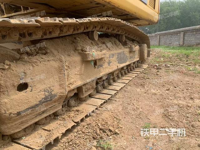 單側(cè)履帶整體(整機(jī)外觀) 單側(cè)履帶整體(整機(jī)外觀)