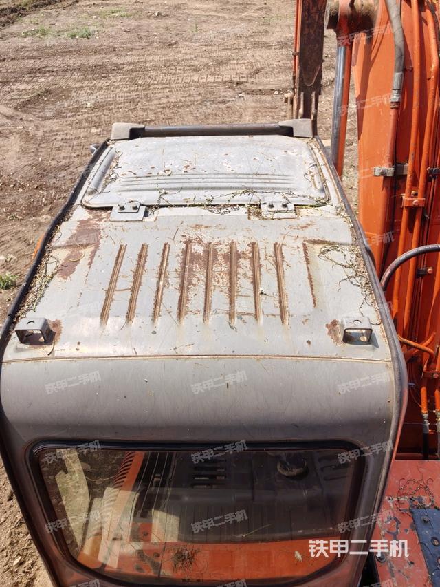 駕駛室頂部(整機(jī)外觀) 駕駛室頂部(整機(jī)外觀)