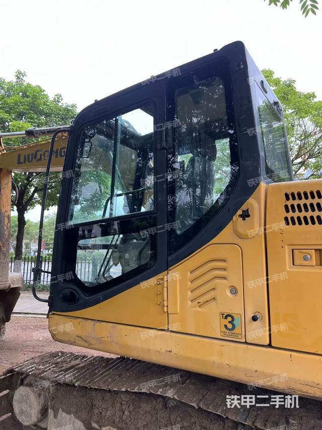 左后方玻璃角标(驾驶室部分) 左后方玻璃角标(驾驶室部分)