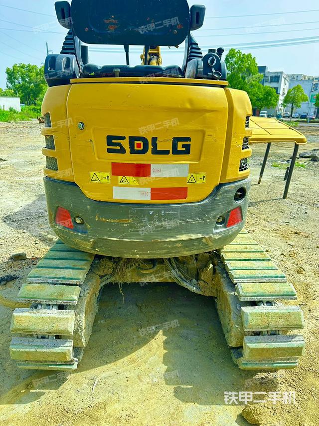 回轉(zhuǎn)馬達(dá)和主控閥（整機(jī)外觀）