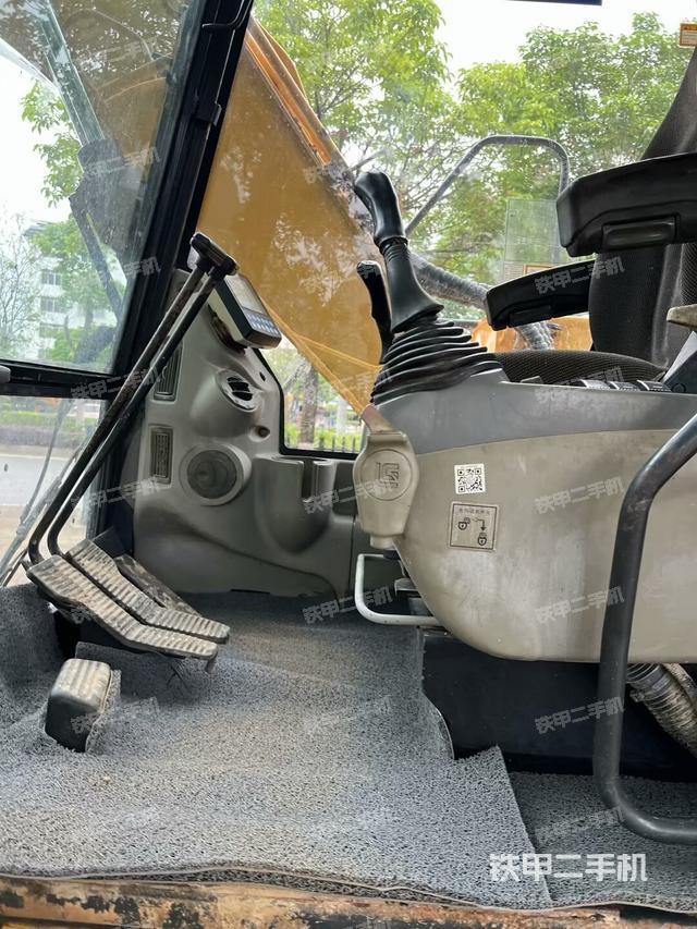 座椅左侧控制台/音响/含左手柄(驾驶室部分) 座椅左侧控制台/音响/含左手柄(驾驶室部分)