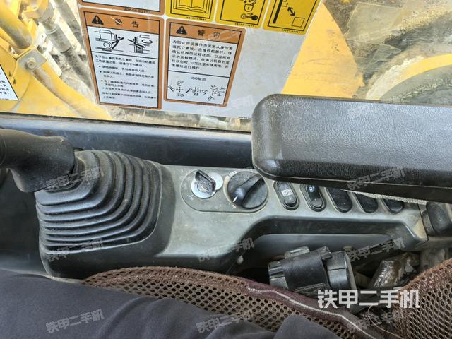 座椅右側(cè)控制臺/鑰匙門/油門/含右手柄(駕駛室部分) 座椅右側(cè)控制臺/鑰匙門/油門/含右手柄(駕駛室部分)