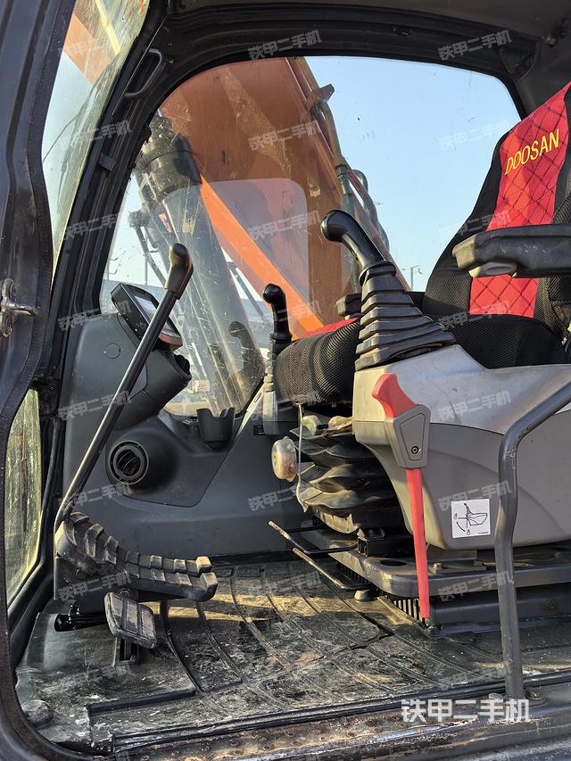 驾驶室整体（整机外观）