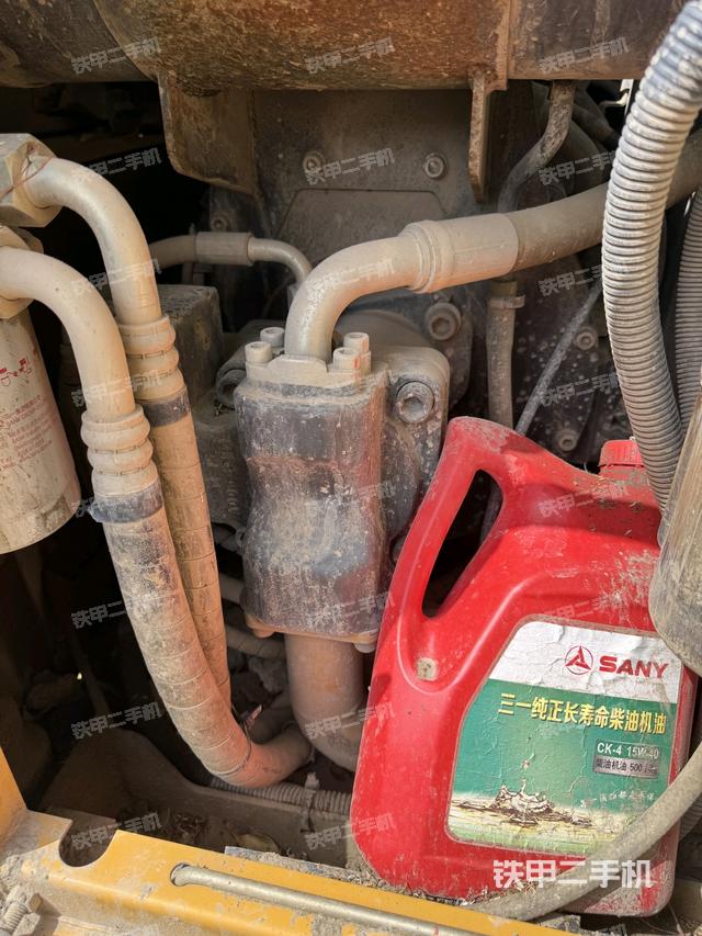 液壓泵艙室正面整體(整機(jī)外觀) 液壓泵艙室正面整體(整機(jī)外觀)