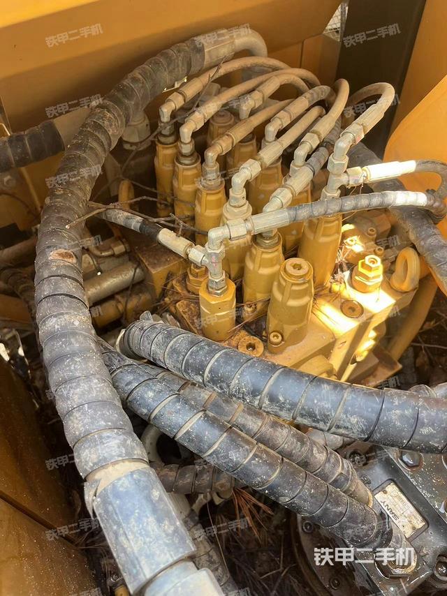 回轉(zhuǎn)馬達和主控閥（整機外觀）