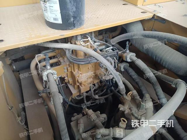 回轉(zhuǎn)馬達(dá)和主控閥(整機(jī)外觀) 回轉(zhuǎn)馬達(dá)和主控閥(整機(jī)外觀)