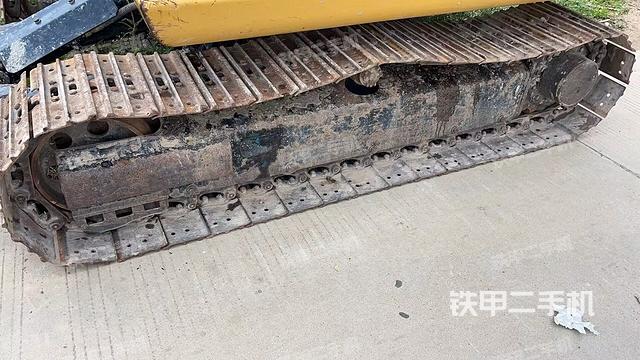 單側(cè)履帶整體(整機(jī)外觀) 單側(cè)履帶整體(整機(jī)外觀)