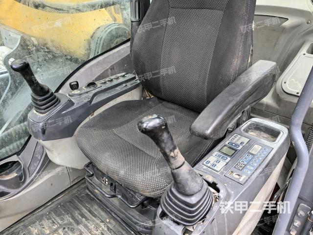 座椅右侧控制台/钥匙门/油门/含右手柄(驾驶室部分) 座椅右侧控制台/钥匙门/油门/含右手柄(驾驶室部分)