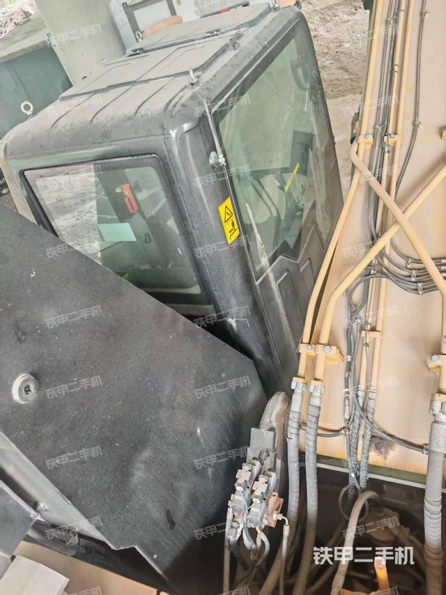 駕駛室頂部(整機(jī)外觀) 駕駛室頂部(整機(jī)外觀)