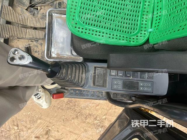 座椅左侧控制台/音响/含左手柄(驾驶室部分) 座椅左侧控制台/音响/含左手柄(驾驶室部分)