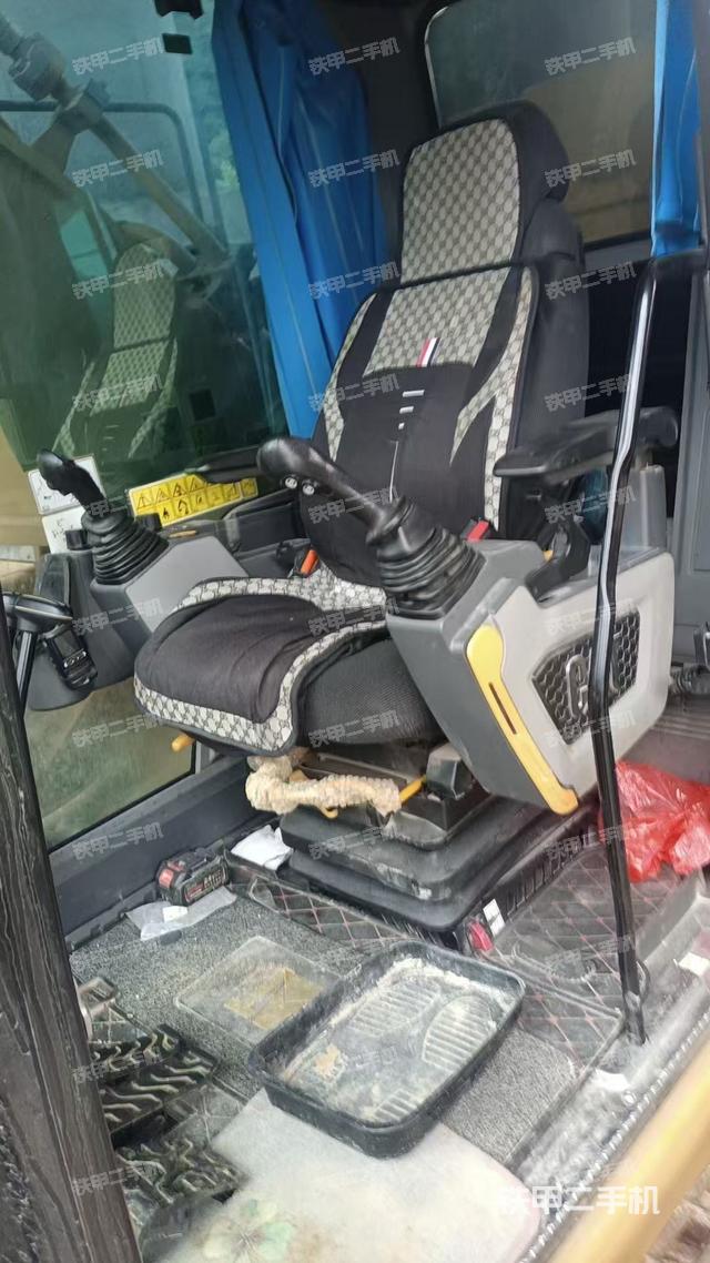 駕駛室整體(整機(jī)外觀) 駕駛室整體(整機(jī)外觀)