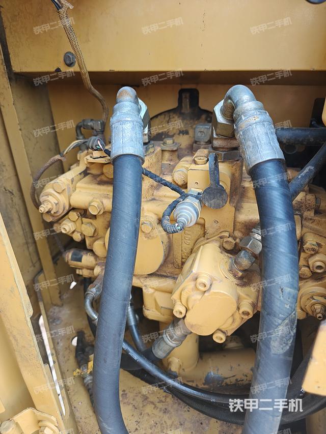 液壓泵艙室正面整體(整機外觀) 液壓泵艙室正面整體(整機外觀)