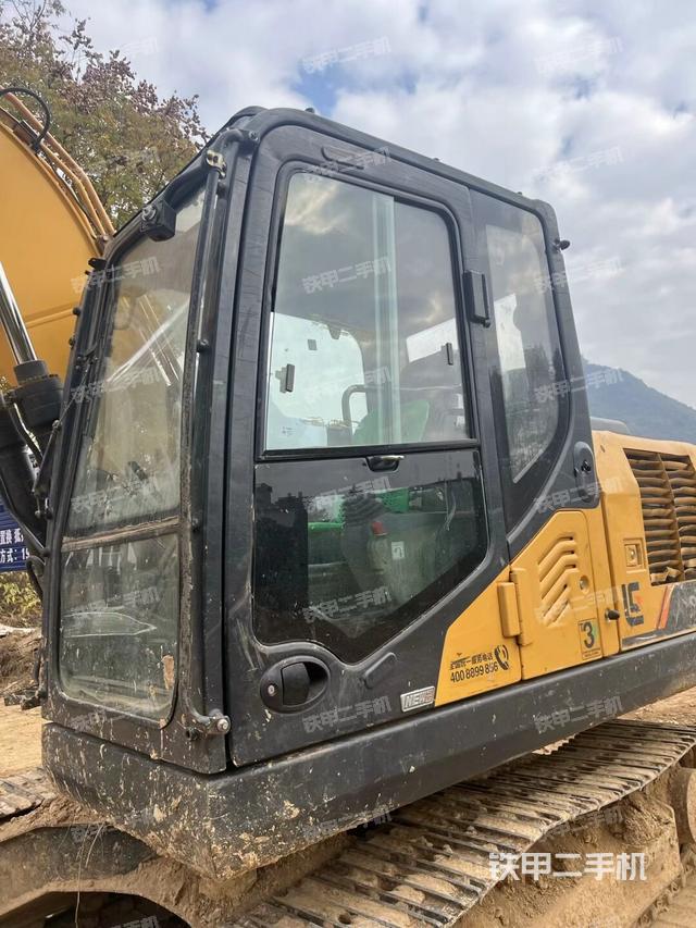 行走控制手柄和踏板 俯拍(驾驶室部分) 行走控制手柄和踏板 俯拍(驾驶室部分)