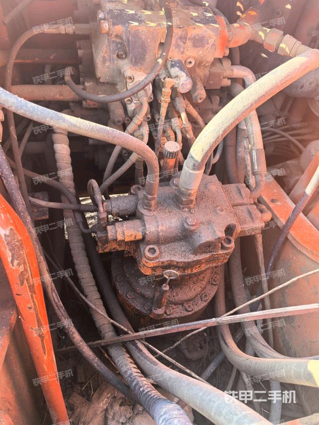 回轉(zhuǎn)馬達(dá)和主控閥(整機(jī)外觀) 回轉(zhuǎn)馬達(dá)和主控閥(整機(jī)外觀)