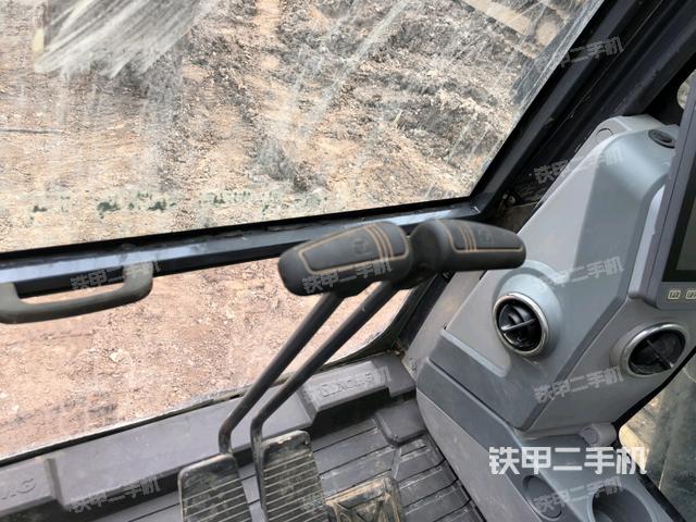 座椅左侧控制台/音响/含左手柄(驾驶室部分) 座椅左侧控制台/音响/含左手柄(驾驶室部分)