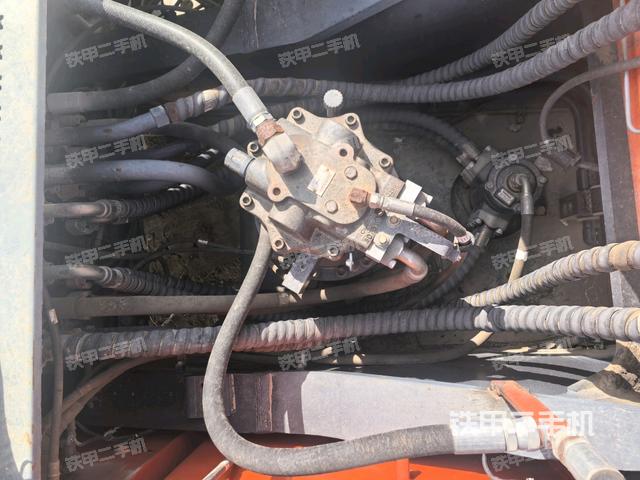 回轉(zhuǎn)馬達(dá)和主控閥(整機(jī)外觀) 回轉(zhuǎn)馬達(dá)和主控閥(整機(jī)外觀)