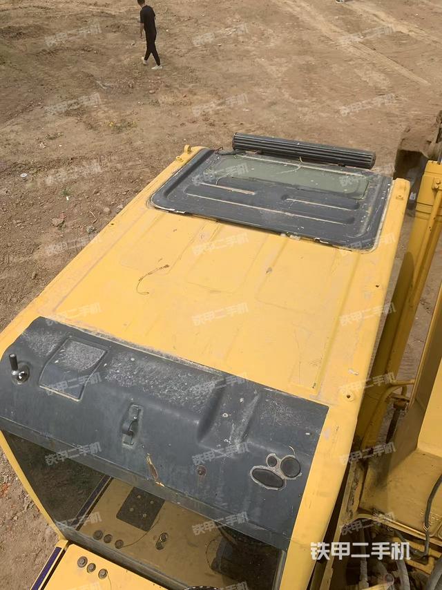 駕駛室頂部(整機(jī)外觀) 駕駛室頂部(整機(jī)外觀)