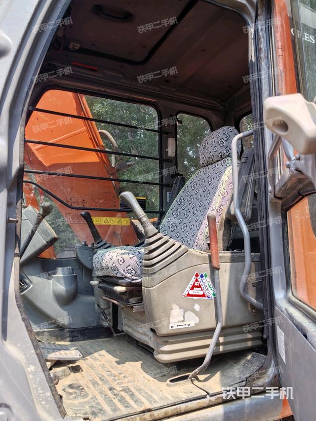 駕駛室整體(整機(jī)外觀) 駕駛室整體(整機(jī)外觀)