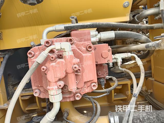 液壓泵艙室正面整體(整機外觀) 液壓泵艙室正面整體(整機外觀)
