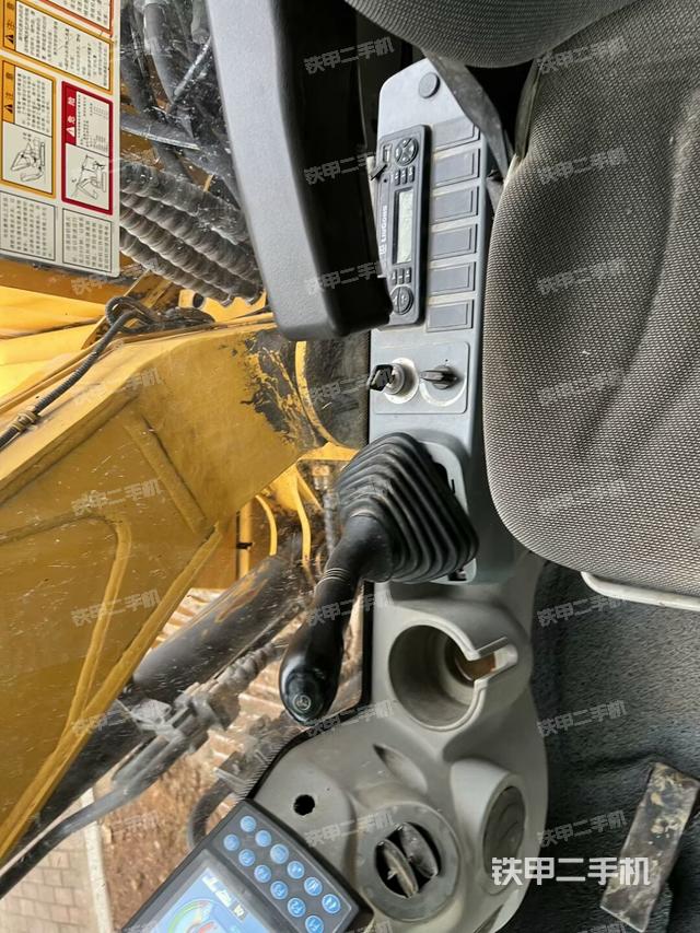 座椅右侧控制台/钥匙门/油门/含右手柄(驾驶室部分) 座椅右侧控制台/钥匙门/油门/含右手柄(驾驶室部分)