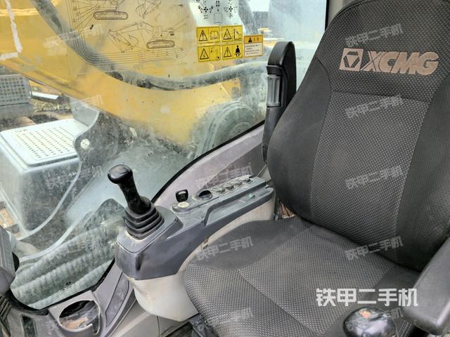 行走控制手柄和踏板 俯拍(驾驶室部分) 行走控制手柄和踏板 俯拍(驾驶室部分)