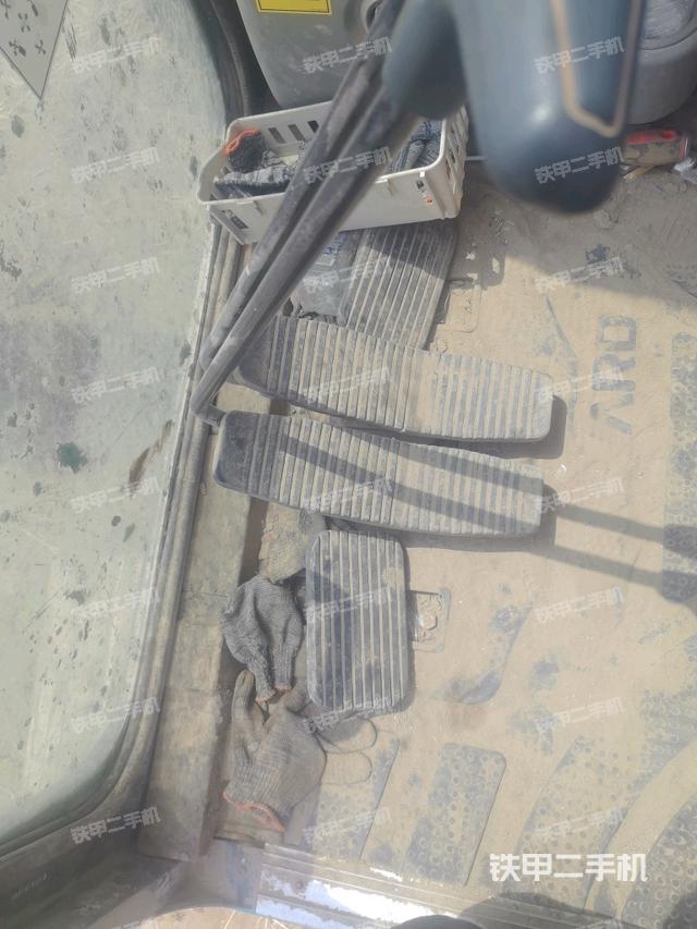 行走控制手柄和踏板 俯拍(驾驶室部分) 行走控制手柄和踏板 俯拍(驾驶室部分)