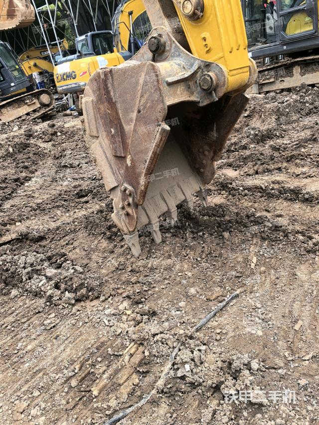 小臂整体左后(工作和回转装置) 小臂整体左后(工作和回转装置)