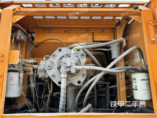 液壓泵艙室正面整體(整機(jī)外觀) 液壓泵艙室正面整體(整機(jī)外觀)