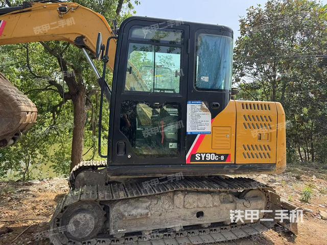 駕駛室整體(整機(jī)外觀) 駕駛室整體(整機(jī)外觀)