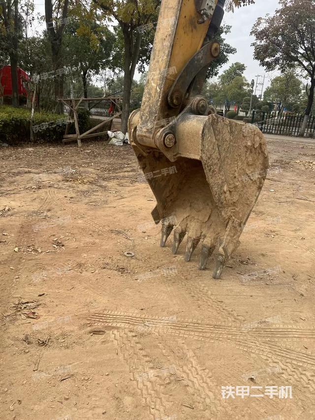 铲斗右后整体(工作和回转装置) 铲斗右后整体(工作和回转装置)