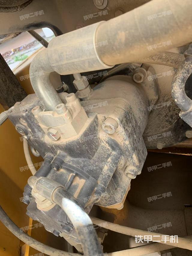 液壓泵艙室正面整體（整機外觀）