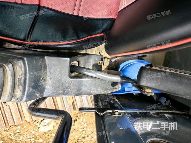 座椅右侧控制台/钥匙门/油门/含右手柄(驾驶室部分) 座椅右侧控制台/钥匙门/油门/含右手柄(驾驶室部分)