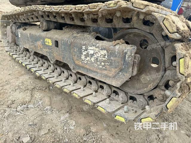 單側(cè)履帶整體(整機(jī)外觀) 單側(cè)履帶整體(整機(jī)外觀)