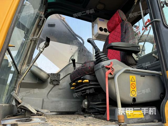 駕駛室頂部(整機外觀) 駕駛室頂部(整機外觀)