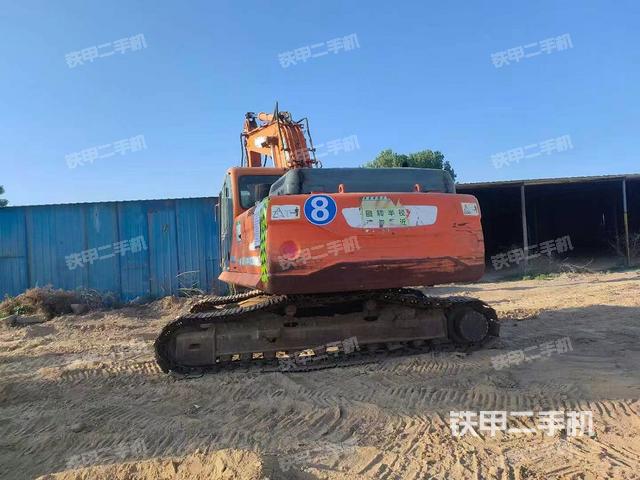 駕駛室頂部(整機(jī)外觀) 駕駛室頂部(整機(jī)外觀)